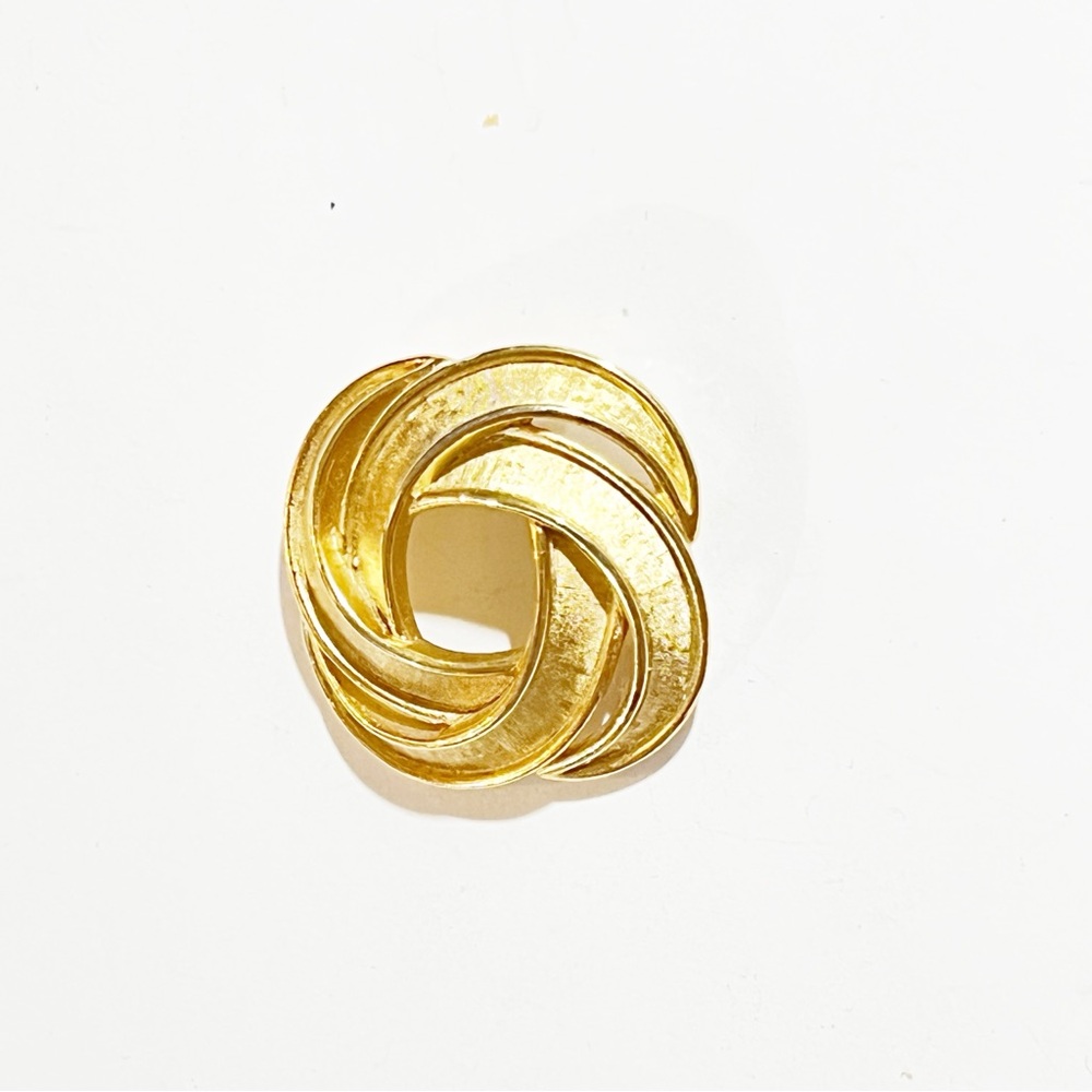 Vintage Trifari Circle Knot Brooch Pin Goldtone Abstract Ribbon Swirl Retro Look